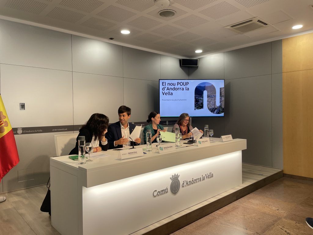Sergi González, cònsol major, Olalla Losada, cònsol menor, Mònica Beguer, arquitecta urbanista de Territoris XLM i Helena Cruz, geògrafa de Territoris XLM, durant la presentació. Foto: D. M. (ANA)
