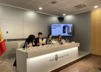 Sergi González, cònsol major, Olalla Losada, cònsol menor, Mònica Beguer, arquitecta urbanista de Territoris XLM i Helena Cruz, geògrafa de Territoris XLM, durant la presentació. Foto: D. M. (ANA)