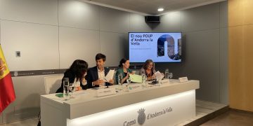 Sergi González, cònsol major, Olalla Losada, cònsol menor, Mònica Beguer, arquitecta urbanista de Territoris XLM i Helena Cruz, geògrafa de Territoris XLM, durant la presentació. Foto: D. M. (ANA)