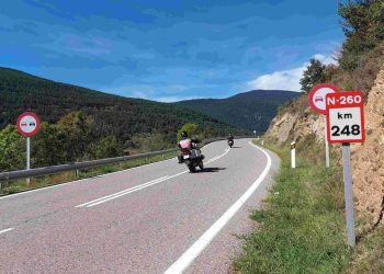 Un motorista a l'N-260 al Port del Cantó / VP
