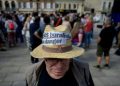 Un manifestant amb un barret on es pot llegir 'Estanquers en perill' / Boursarama