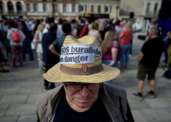 Un manifestant amb un barret on es pot llegir 'Estanquers en perill' / Boursarama