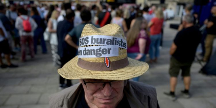 Un manifestant amb un barret on es pot llegir 'Estanquers en perill' / Boursarama