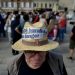 Un manifestant amb un barret on es pot llegir 'Estanquers en perill' / Boursarama