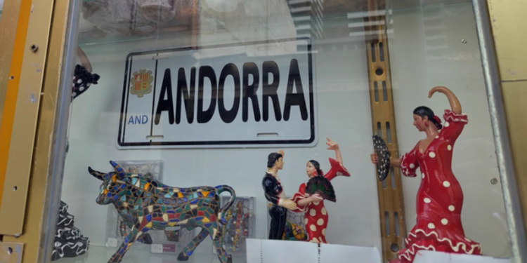 Aparador d'Andorra on apareixen braus i elements de la cultura flamenca.