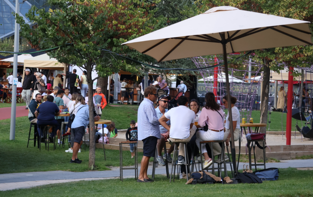 L'afluència de públic als voltants dels jardins del Prat del Roure.