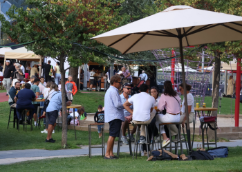 L'afluència de públic als voltants dels jardins del Prat del Roure.