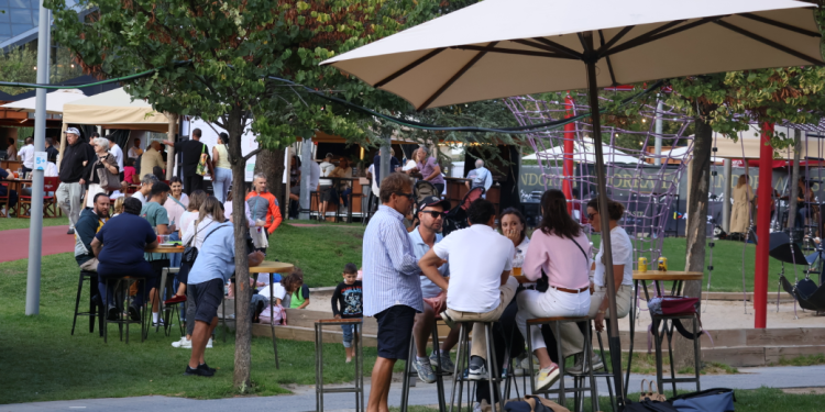 L'afluència de públic als voltants dels jardins del Prat del Roure.