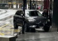 Un vehicle mal aparcat en el vídeo que comparteix el comú d'Andorra la Vella. Foto: Comú d'Andorra la Vella