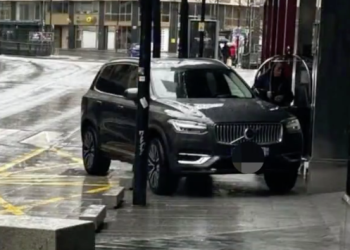 Un vehicle mal aparcat en el vídeo que comparteix el comú d'Andorra la Vella. Foto: Comú d'Andorra la Vella