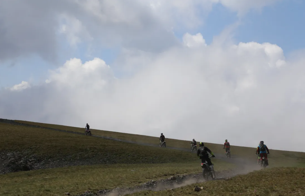 Motos circulant a Claror. Foto: Comú de Sant Julià de Lòria