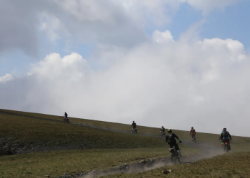 Motos circulant a Claror. Foto: Comú de Sant Julià de Lòria