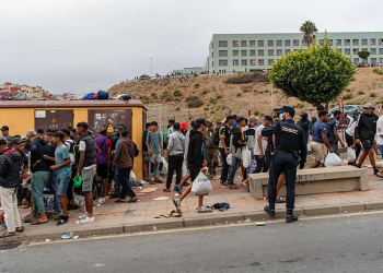 Arribada massiva de migrants a Ceuta.