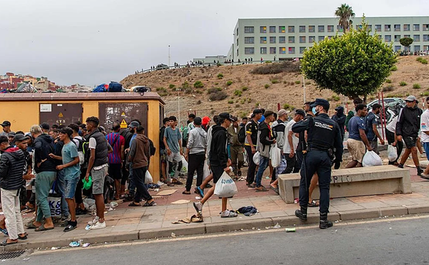 Arribada massiva de migrants a Ceuta.