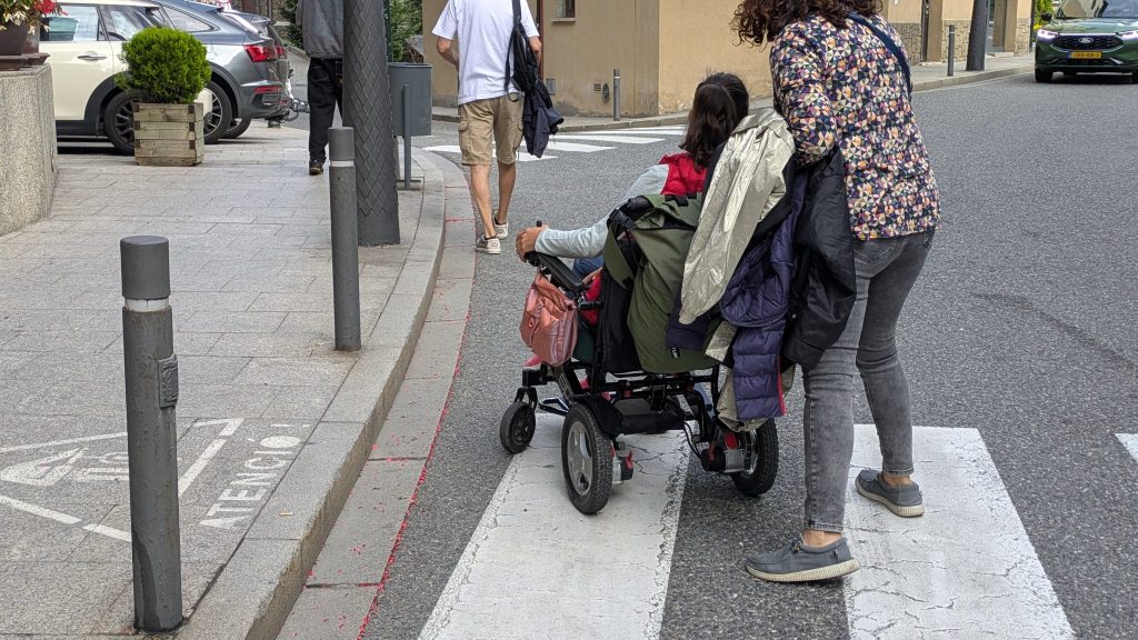 Pas de vianants no adaptat per a persones amb mobilitat reduïda a la Massana. Foto: @miquelcartro