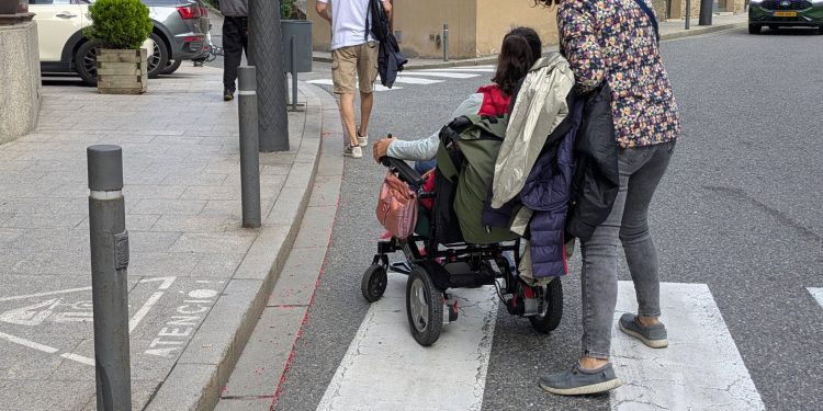 Pas de vianants no adaptat per a persones amb mobilitat reduïda a la Massana. Foto: @miquelcartro