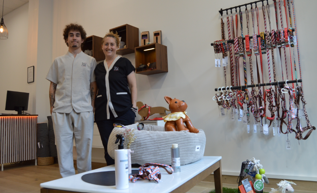 Esther Blanco i el seu fill Naim a la botiga que acaben d'obrir a l'avinguda del Pessebre d'Escaldes-Engordany.