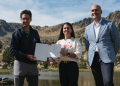 El ministre de Medi Ambient, Agricultura i Ramaderia, Guillem Casal, la cònsol major d'Encamp, Laura Mas, i el cònsol menor de la parròquia, Xavier Fernández durant l'acte per impulsar la declaració del Circ dels Pessons com a parc natural.
