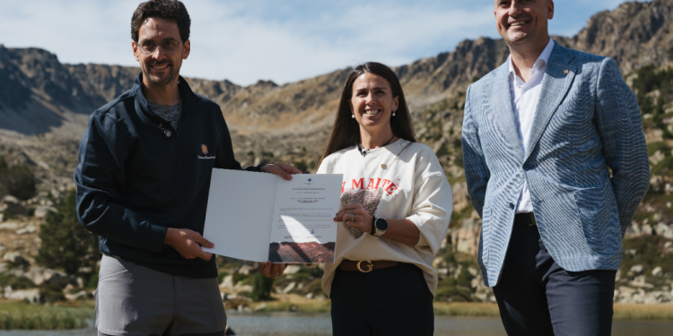 El ministre de Medi Ambient, Agricultura i Ramaderia, Guillem Casal, la cònsol major d'Encamp, Laura Mas, i el cònsol menor de la parròquia, Xavier Fernández durant l'acte per impulsar la declaració del Circ dels Pessons com a parc natural.