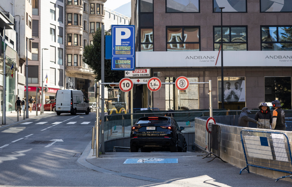 L'entrada a l'aparcament per la plaça Rebés.