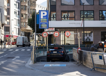 L'entrada a l'aparcament per la plaça Rebés.