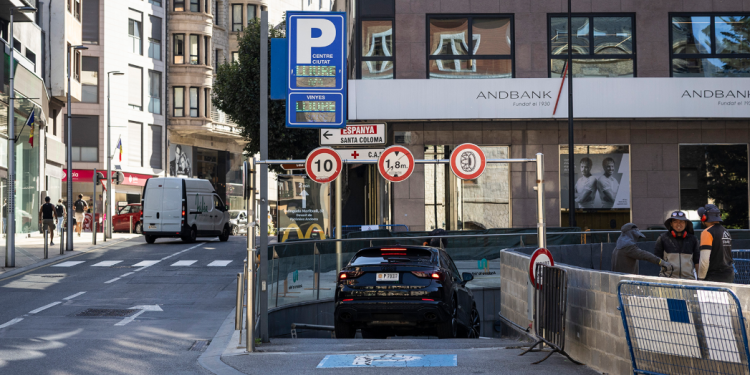 L'entrada a l'aparcament per la plaça Rebés.