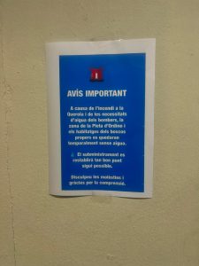 Cartell on s'alerta dels talls temporals en el subministrament d'aigua. Foto: ANA
