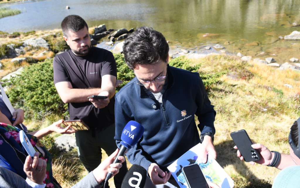 El ministre de Medi Ambient, Agricultura i Ramaderia, Guillem Casal, durant l'atenció als mitjans.