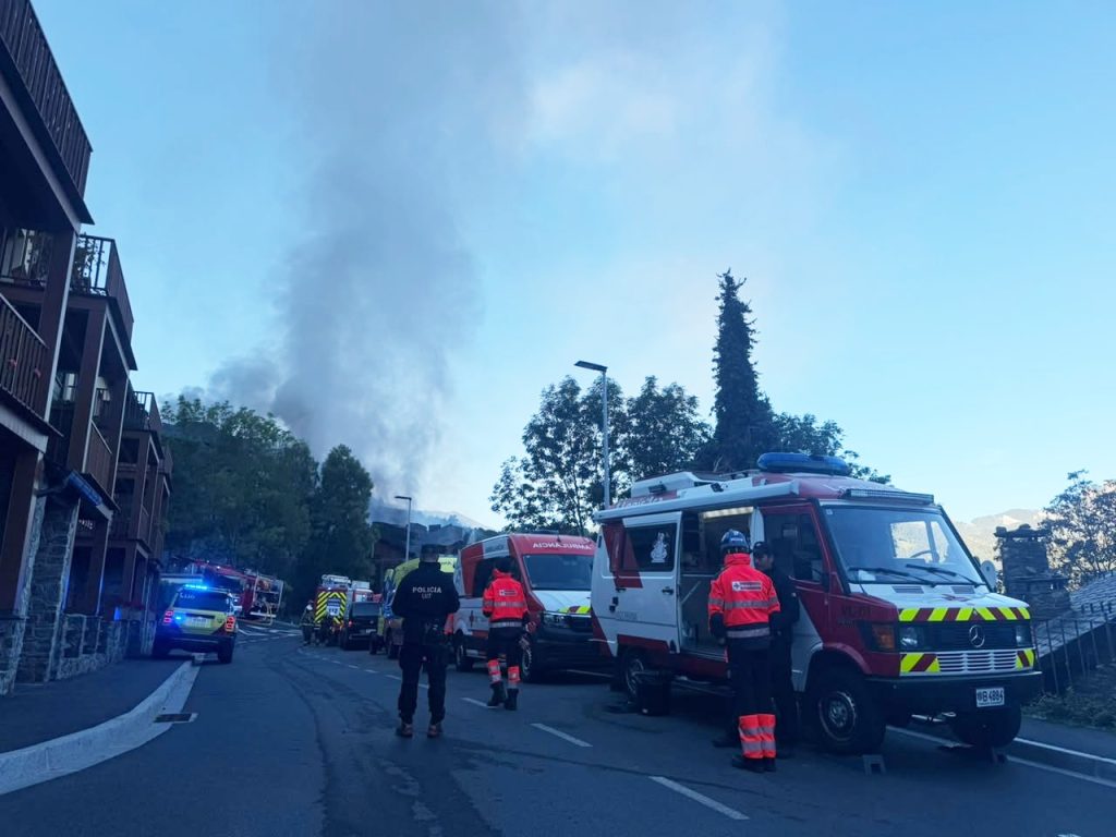 Serveis d'emergència a la zona de l'incendi. Foto: A T. (ANA)