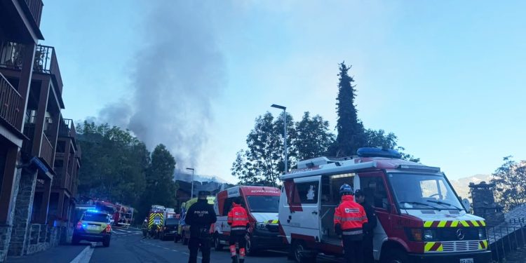 Serveis d'emergència a la zona de l'incendi. Foto: A T. (ANA)