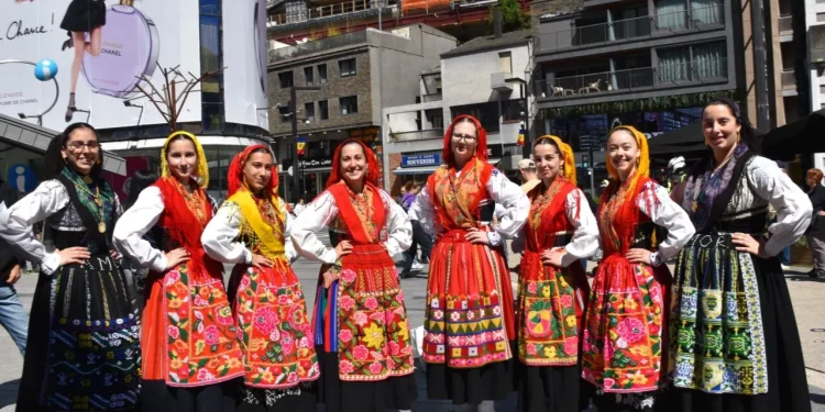 Residents portugueses a Andorra habillades amb vestits tradicionals / Google
