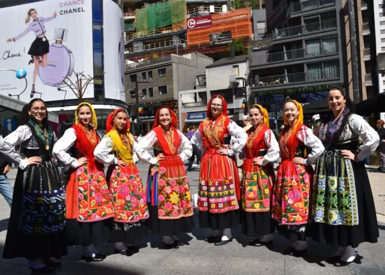 Residents portugueses a Andorra habillades amb vestits tradicionals / Google