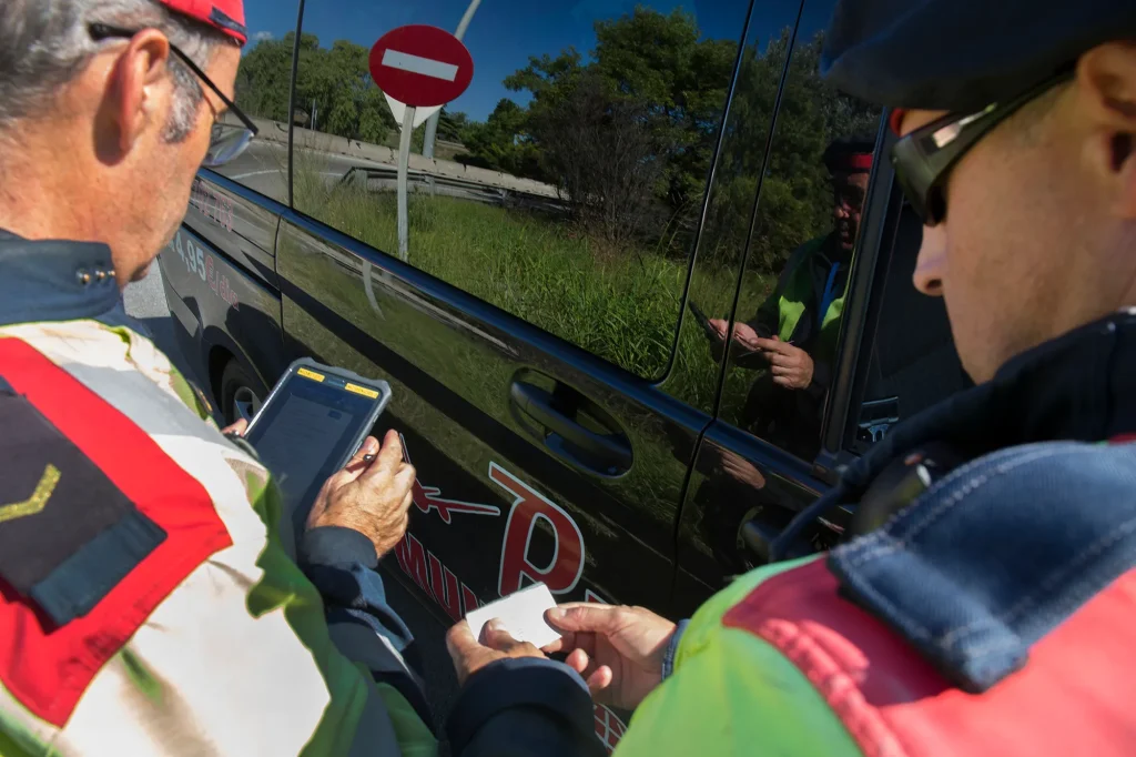 Mossos posant una multa / Infotransit