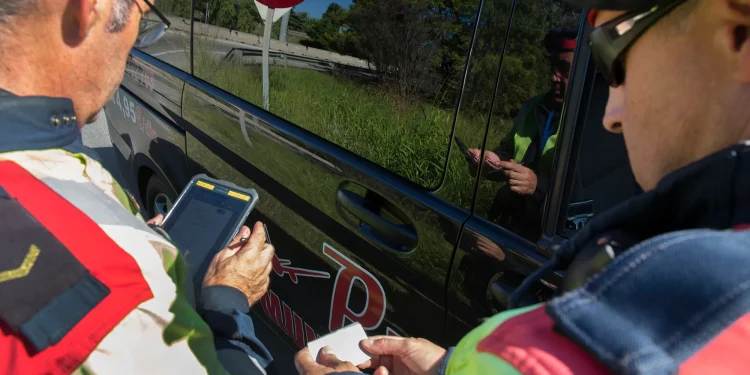 Mossos posant una multa / Infotransit