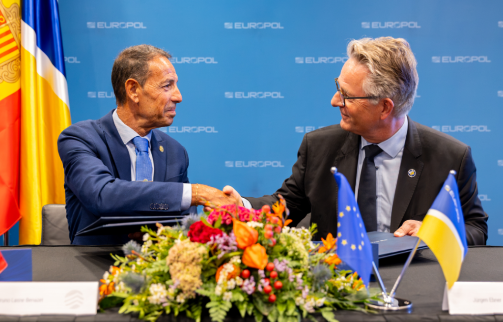 El director de la Policia, Bruno Lasne, i el director executiu en funcions de l’Agència de la Unió Europea per a la Cooperació Policial, Jürgen Ebner, en el moment de la signatura.