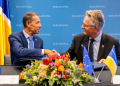 El director de la Policia, Bruno Lasne, i el director executiu en funcions de l’Agència de la Unió Europea per a la Cooperació Policial, Jürgen Ebner, en el moment de la signatura.