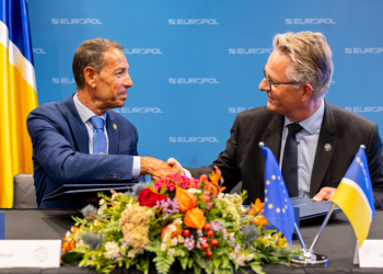 El director de la Policia, Bruno Lasne, i el director executiu en funcions de l’Agència de la Unió Europea per a la Cooperació Policial, Jürgen Ebner, en el moment de la signatura.