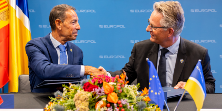 El director de la Policia, Bruno Lasne, i el director executiu en funcions de l’Agència de la Unió Europea per a la Cooperació Policial, Jürgen Ebner, en el moment de la signatura.
