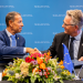 El director de la Policia, Bruno Lasne, i el director executiu en funcions de l’Agència de la Unió Europea per a la Cooperació Policial, Jürgen Ebner, en el moment de la signatura.