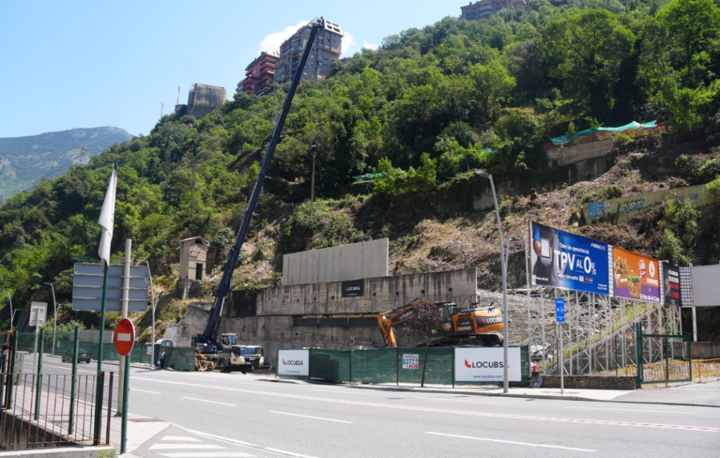 El cònsol major de la parròquia, Cerni Cairat, explica en quin estat es troben els habitatges que s'estan construint per a la gent gran.