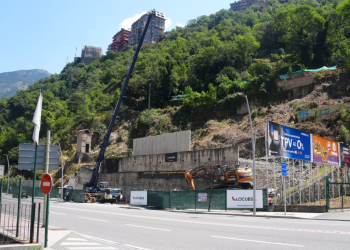 El cònsol major de la parròquia, Cerni Cairat, explica en quin estat es troben els habitatges que s'estan construint per a la gent gran.