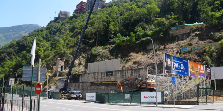 El cònsol major de la parròquia, Cerni Cairat, explica en quin estat es troben els habitatges que s'estan construint per a la gent gran.
