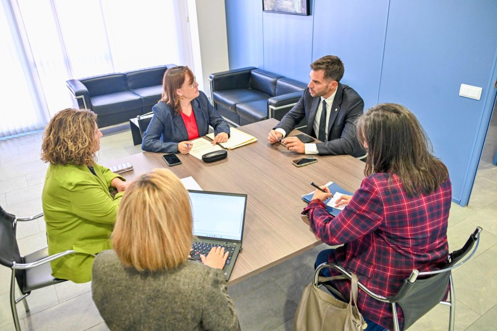 La reunió entre el secretari d'Estat de Transició Energètica, Transports i Mobilitat, David Forné, amb la consellera de Territori, Habitatge i Transició Ecològica de la Generalitat de Catalunya, Sílvia Paneque. / Govern