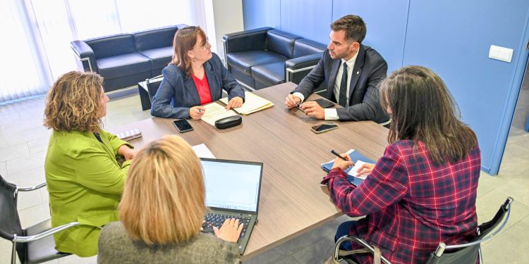 La reunió entre el secretari d'Estat de Transició Energètica, Transports i Mobilitat, David Forné, amb la consellera de Territori, Habitatge i Transició Ecològica de la Generalitat de Catalunya, Sílvia Paneque. / Govern