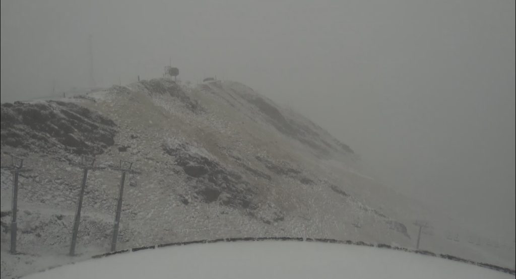 La neu ha fet acte de presència aquest diumenge al coll Blanc del Pas de la Casa / Grandvalira