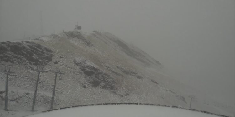 La neu ha fet acte de presència aquest diumenge al coll Blanc del Pas de la Casa / Grandvalira