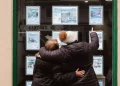 Dues dones miren anuncis en l'aparador d'una immobiliària / KT