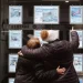 Dues dones miren anuncis en l'aparador d'una immobiliària / KT