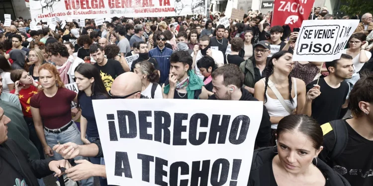 Protesta davant del Congrés espanyol per l'habitatge / Apunt