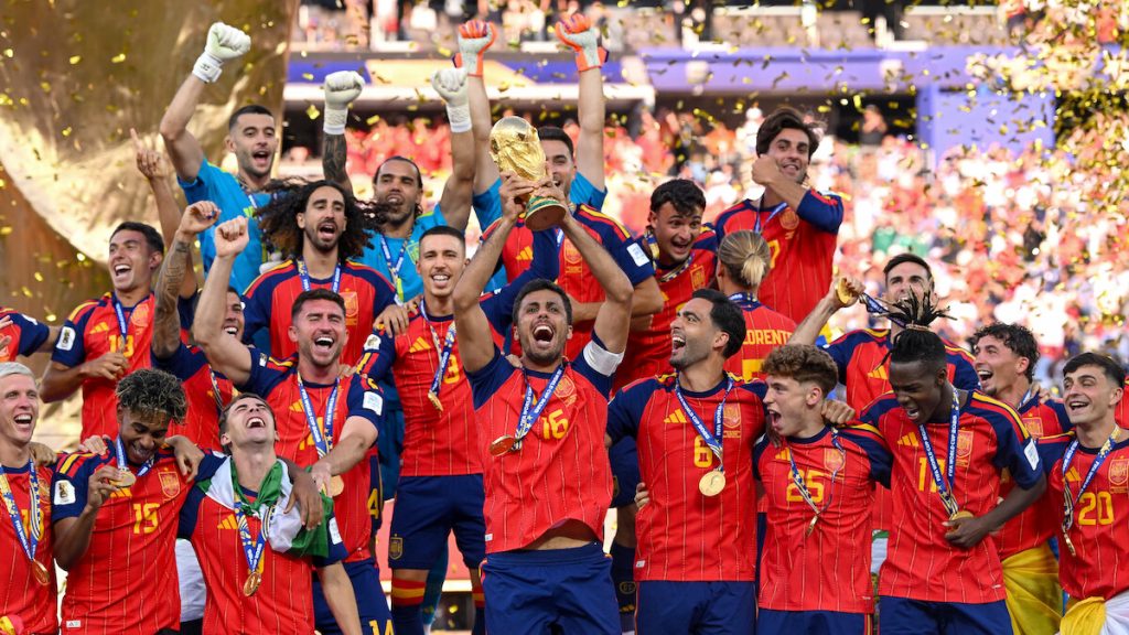 La selecció espanyola aixecant el títol de campiona del món. Foto: David Ramos/Getty Images